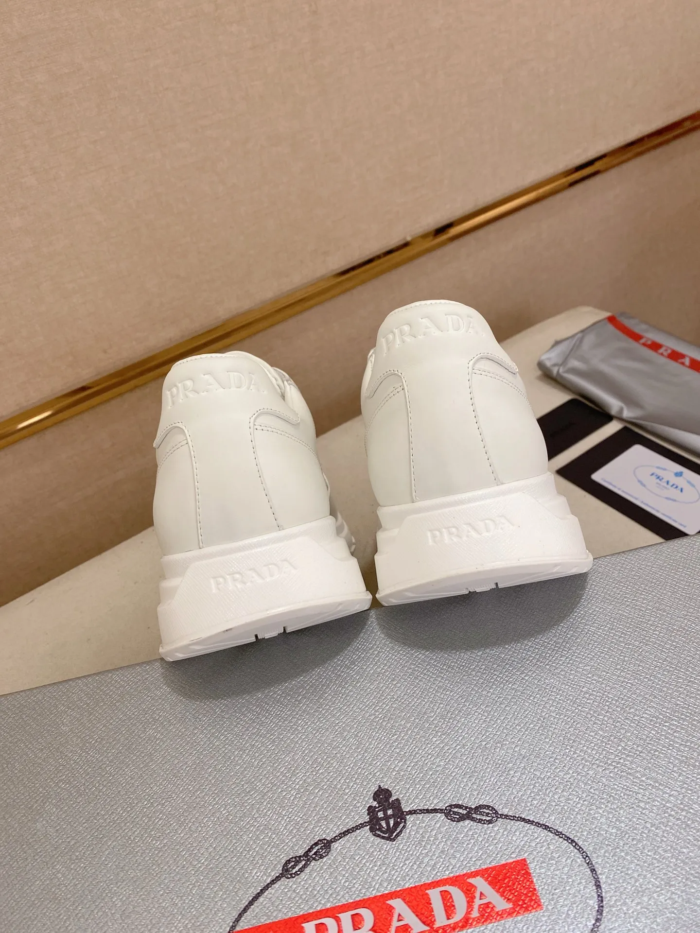 Men's shoes 💰 580💰 ✔️✔️✔️High-quality new PRADA counters are launched at the same time. The new men's shoes and 😘fabrics are selected from imported first-layer cowhide and are made by pure handcrafts. Lining: Full cowhide lining. 👍🏿 High-end ☄️ air-cushion molded anti-slip rubber outsole, exquisite lines, simple and elegant, comfortable and high-end for leisure travel. Code number: 38 to 44 (45 can be customized and cannot be returned or exchanged)